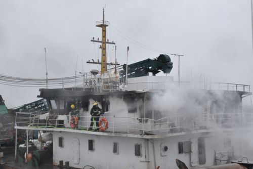 今天上午朱家尖一工程船突然冒烟起火,船舶安全不可忽视